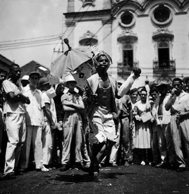 Passista de frevo no carnaval de rua em frente à Igreja Matriz do Santíssimo Sacramento de Santo Antônio