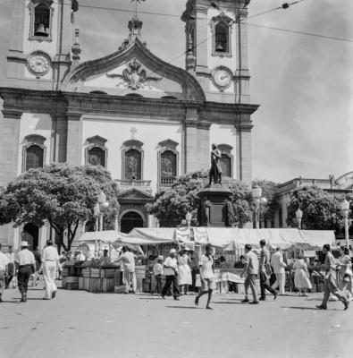 Carnaval de rua, em frente  à igreja de São Francisco de Paula