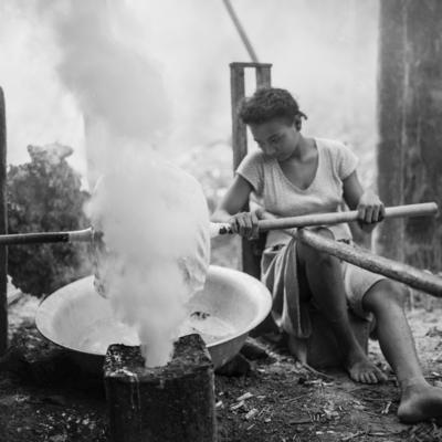 Ilha de Marajó - Mulher defumando látex