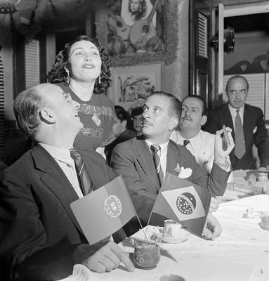 Excursão do Flamengo pela Europa - da esq. para dir.: o Locutor Oduvaldo Cozzi (2º); e o presidente do Flamengo Gilberto Cardoso (3º)