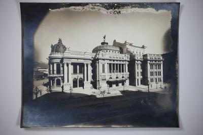 Vista lateral do Theatro Municipal a partir da Escola Nacional de Belas Artes (atual Museu Nacional de Belas Artes)