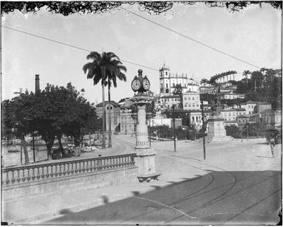 Bairro da Glória, ao fundo a Igreja de Nossa Senhora da Glória do Outeiro