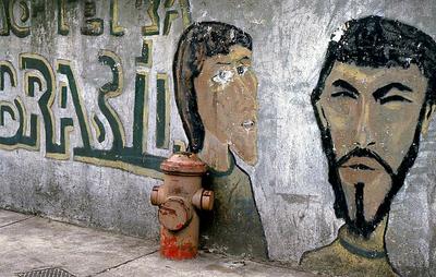 Caricatura do jogador Sócrates em um muro