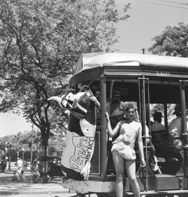Bonde no carnaval lotado de foliões