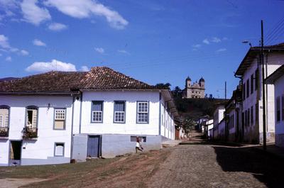 Casario e vista para Igreja de São Pedro (ao fundo)