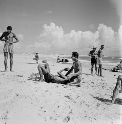 Praia em Natal, pescadores brincando