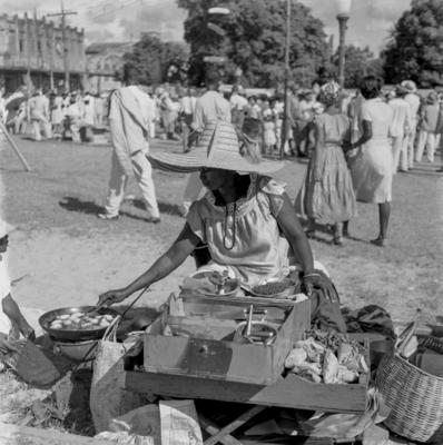 Vendedora de acarajé na procissão de Nosso Senhor dos Navegantes
