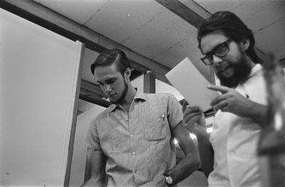 Jorge Bodanzky e aluno conversam com o professor Heiz Forthmann