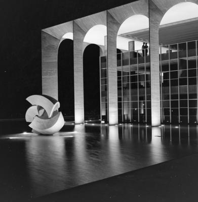 "O Meteoro", escultura de Bruno Giorgi