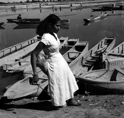 Mulher sentada em barco
