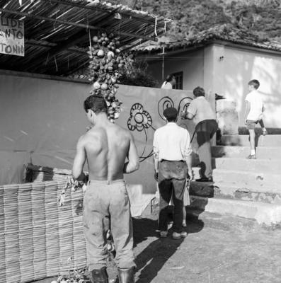 Roberto Burle Marx nos preparativos da festa junina do Sítio Burle Marx