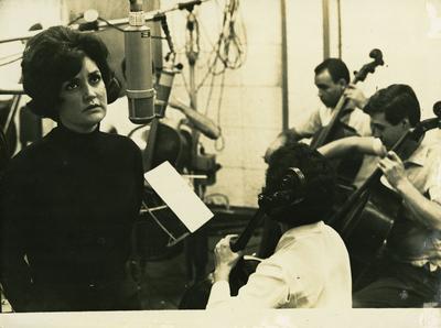 Dulce Nunes em estúdio