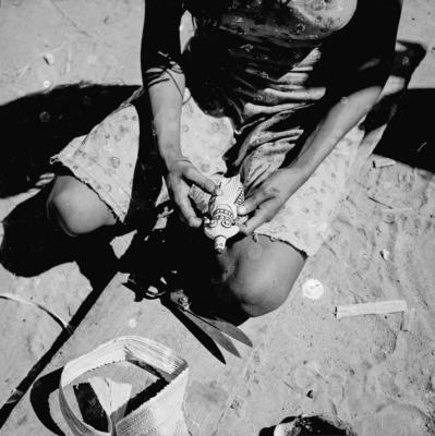 Mulher do povo Karajá confeccionando bonecas de cerâmica chamadas Ritxòkò