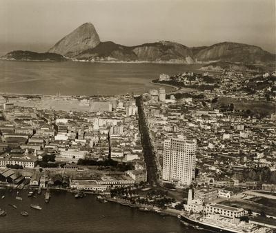 Vista aérea do Rio de Janeiro, da Praça Mauá para a zona sul, tendo ao fundo o Pão de Açúcar