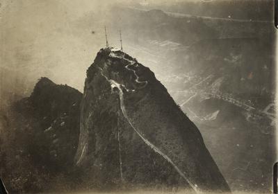 Vista aérea do Morro do Corcovado e do Mirante Chapéu do Sol