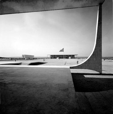 Museu Histórico de Brasil e o Palácio do Planalto, vistos do Supremo Tribunal Federal