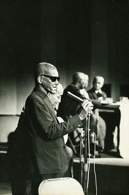 Cartola ao microfone