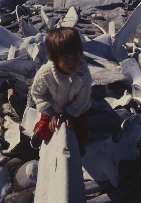 Igor Belli brincando em local com ossos de baleias