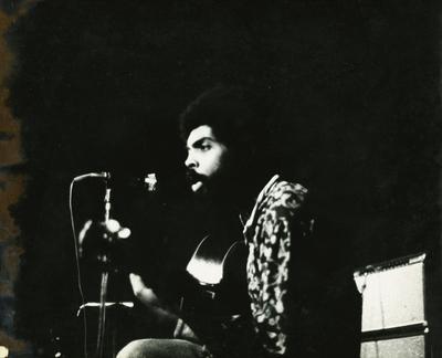 Gilberto Gil ao microfone com o violão