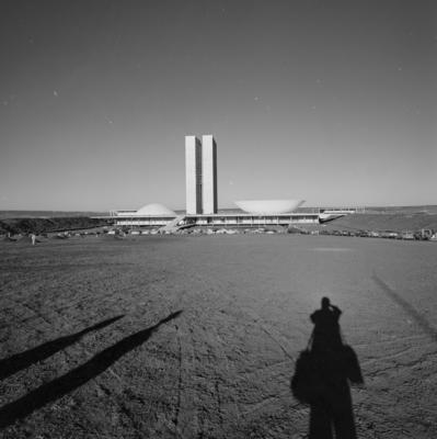 Congresso Nacional, vendo-se a sombra do fotógrafo Marcel Gautherot