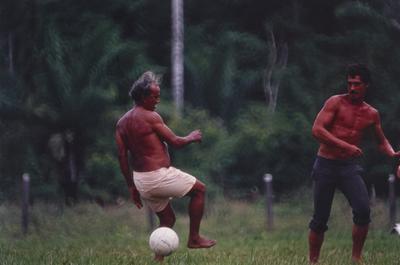 Homens com bola nos pés