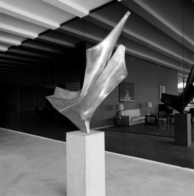 "Pássaro em Fogo". escultura de Luiza Miller