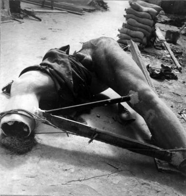 Fragmentos de cópia (moulage) do "Jovem Guerreiro", do grupo escultórico do Arco do Triunfo (A Marselhesa)