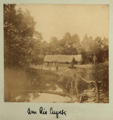 Habitação às margens do Rio Cuiabá