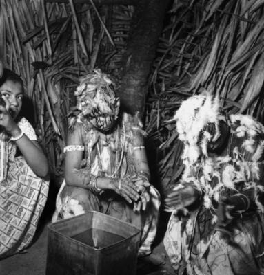 Ritual de candomblé de iniciação das filhas-de-santo