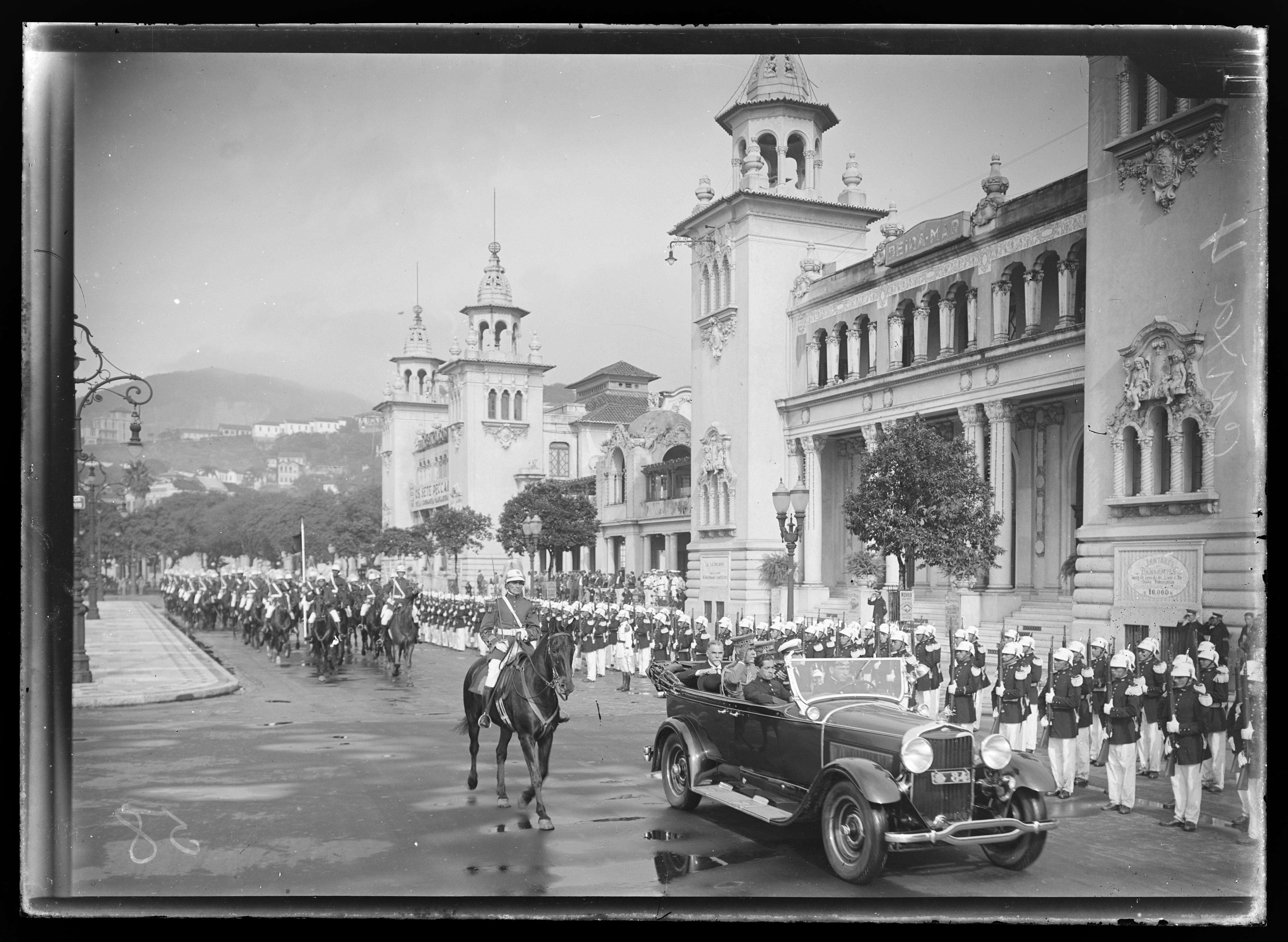 Washington Luís em carro aberto durante desfile