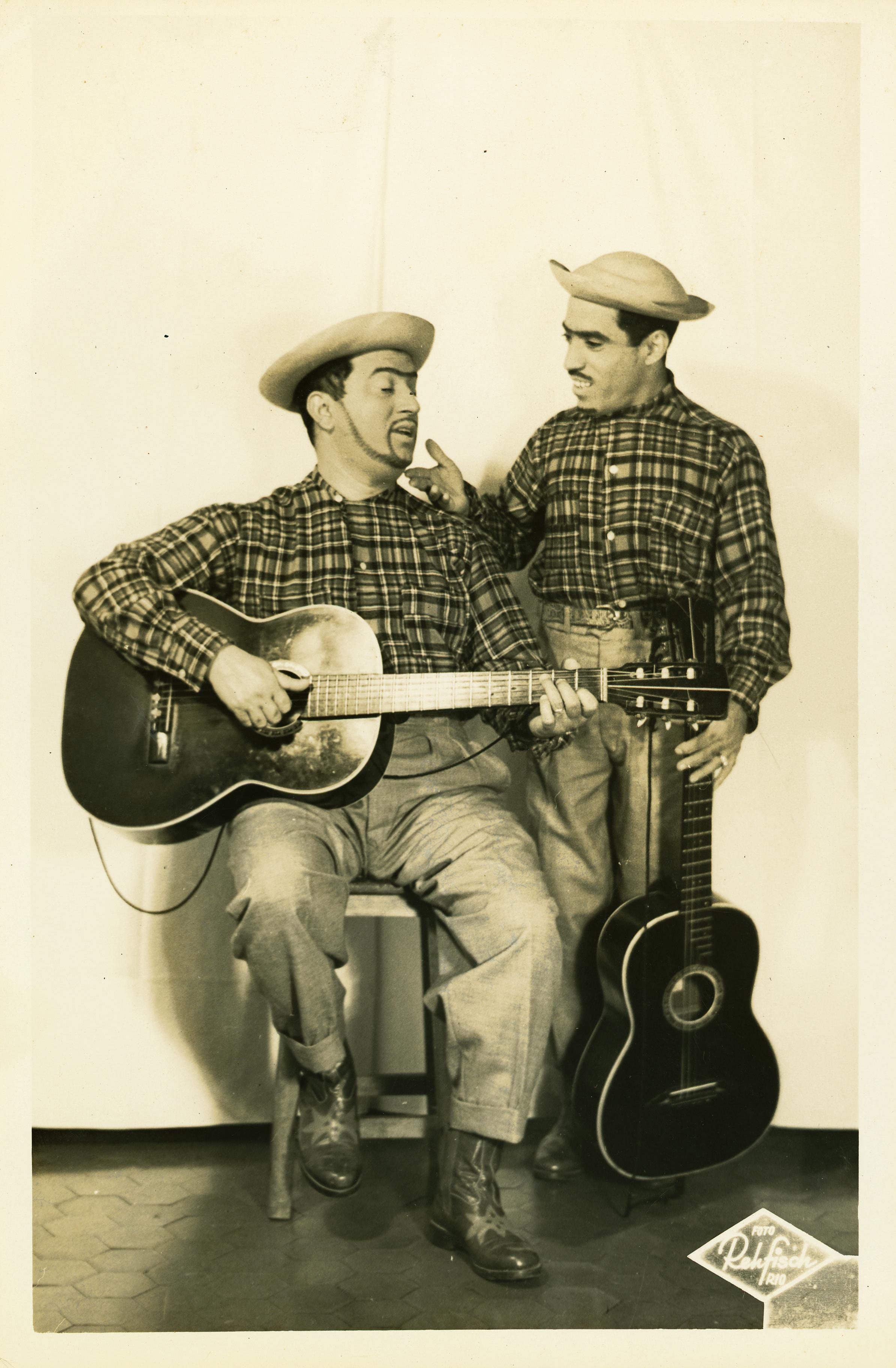 Alvarenga e Ranchinho com violões