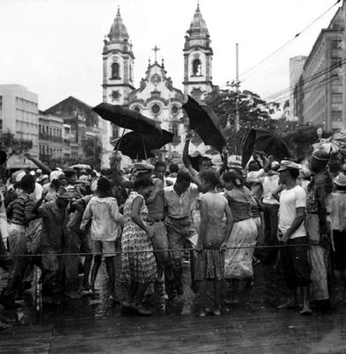 Carnaval de rua em frente à Igreja Matriz do Santíssimo Sacramento de Santo Antônio