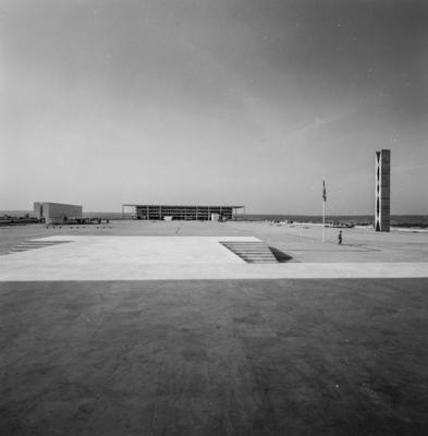 Museu Histórico de Brasil e o Palácio do Planalto e "O Pombal", escultura de Oscar Niemeyer