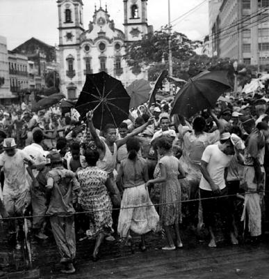 Carnaval de rua em frente à Igreja Matriz do Santíssimo Sacramento de Santo Antônio
