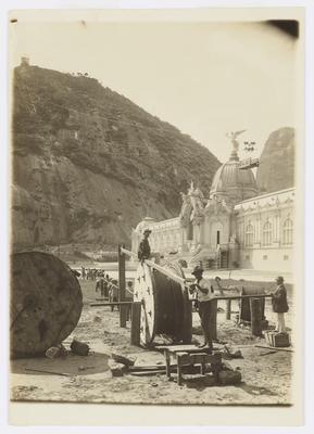 Construção do bondinho do Pão de Açúcar; ao fundo, pavilhão da Exposição Nacional de 1908