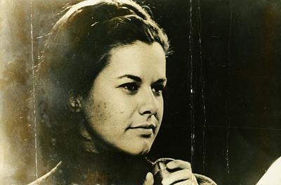 Elis Regina ao microfone