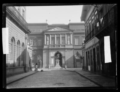 Travessa das Belas Artes - Antiga Escola Nacional de Belas Artes; destaque para a estátua em bronze de João Caetano