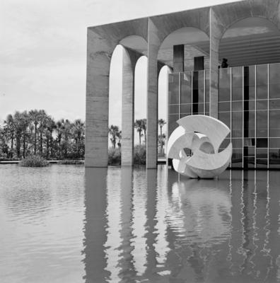 "O Meteoro", escultura de Bruno Giorgi, no Palácio dos Arcos ou Palácio Itamaraty