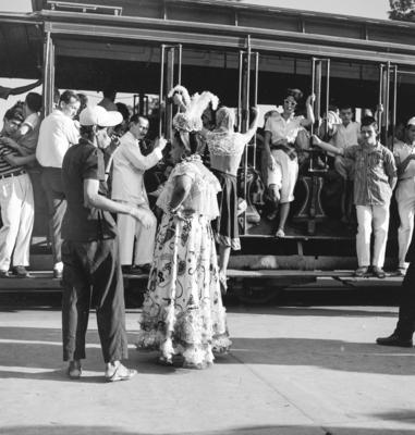 Bonde no carnaval lotado de foliões
