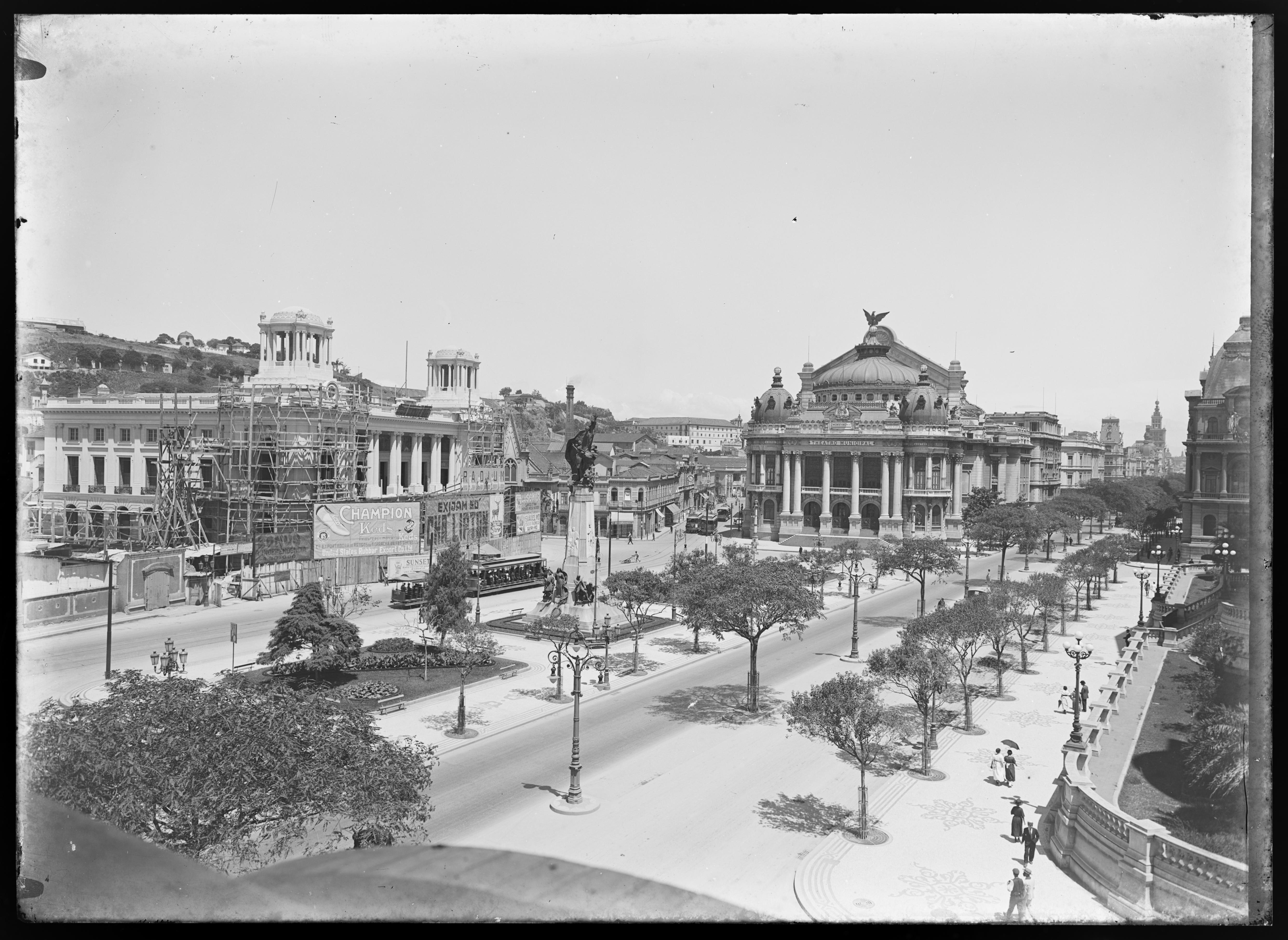 Avenida Central, atual Rio Branco, tomada das imediações da Rua Pedro Lessa