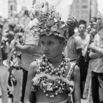 Crianças desfilando em agremiações carnavalescas