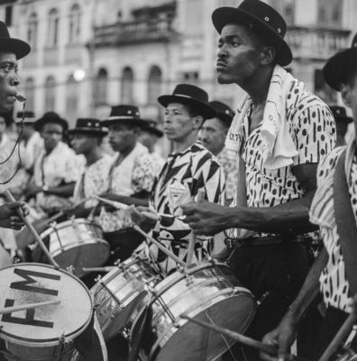 Integrantes do cordão Filhos do Morro no carnaval