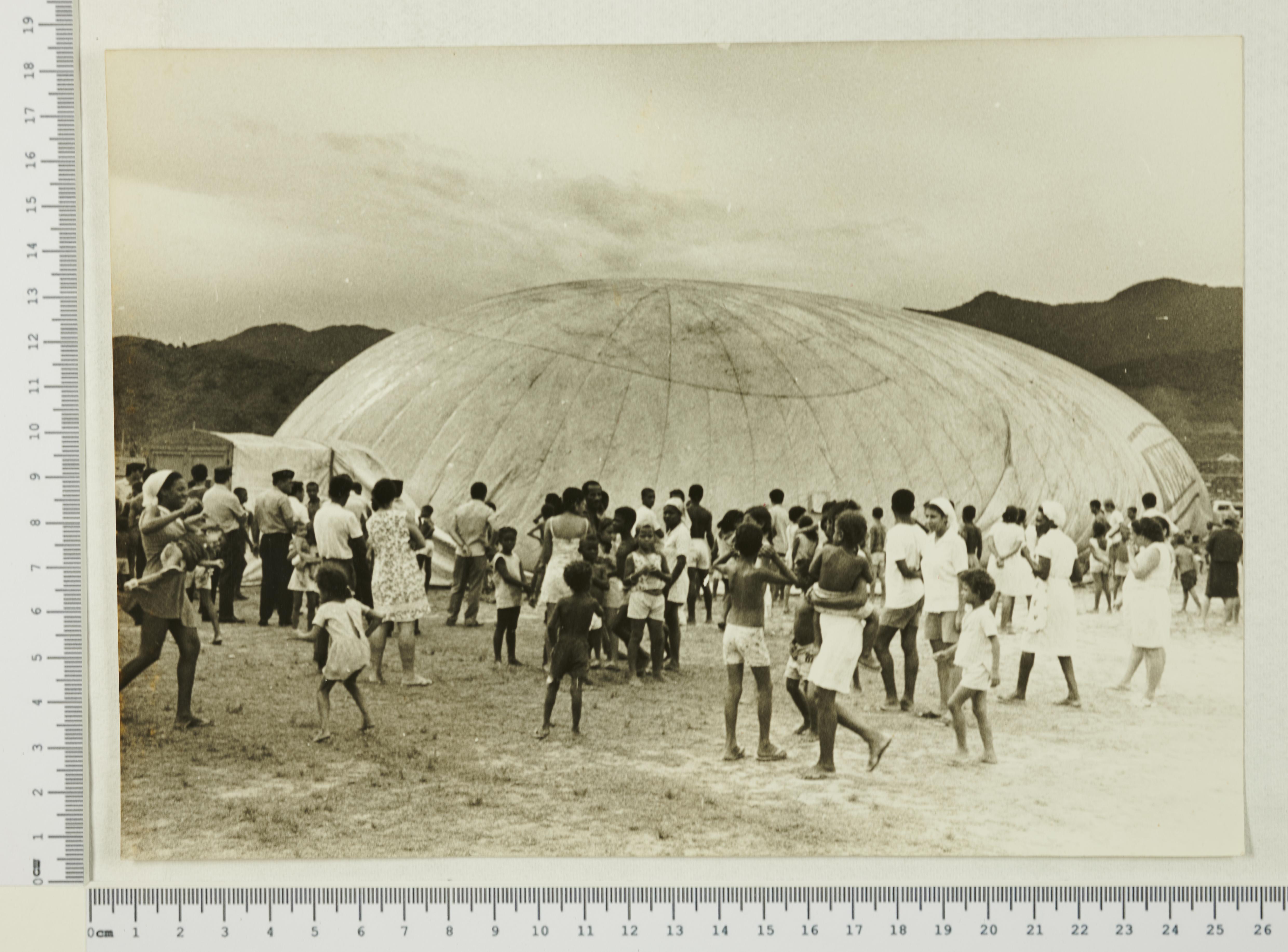 Armazém inflável local para abrigar os flagelados da última enchente na Guanabara 1971