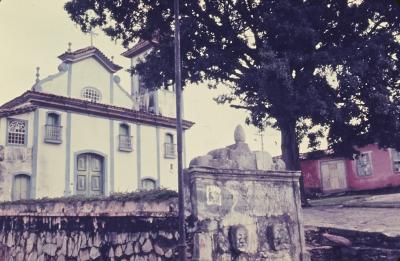 Igreja de Nossa Senhora do Rosário e chafariz em primeiro plano