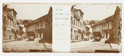 Bonde da Carris Urbanos; ao fundo, os Arcos da Lapa