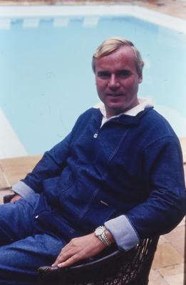 Homem não identificado em frente a piscina