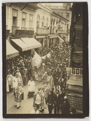 Procissão na rua Direita