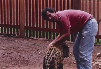 Homem posa com onça