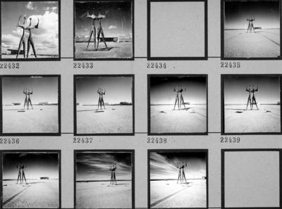 "Os Candangos" ou "Os Guerreiros", escultura de Bruno Giorgi. Ao fundo, o Supremo Tribunal Federal