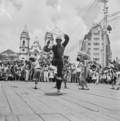 Passista de frevo em frente à Igreja Matriz do Santíssimo Sacramento de Santo Antônio